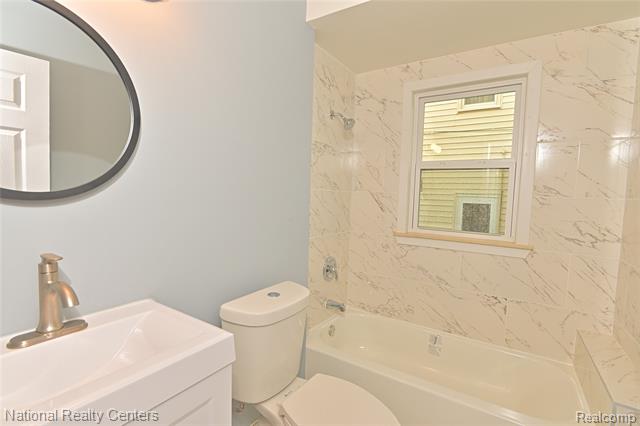 Builiding view forty two for 24815 Oxford, Dearborn, MI. 48124