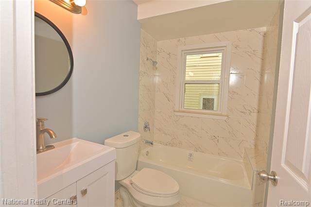 Builiding view forty for 24815 Oxford, Dearborn, MI. 48124