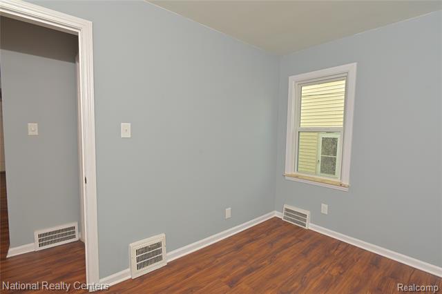 Builiding view thirty eight for 24815 Oxford, Dearborn, MI. 48124