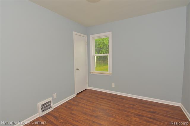 Builiding view thirty five for 24815 Oxford, Dearborn, MI. 48124