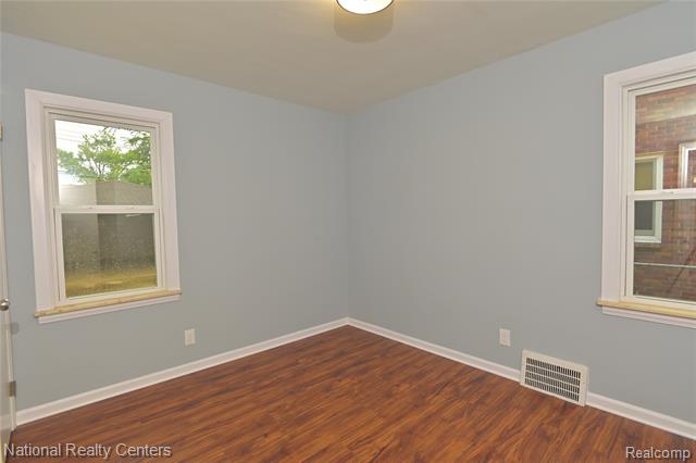 Builiding view thirty four for 24815 Oxford, Dearborn, MI. 48124