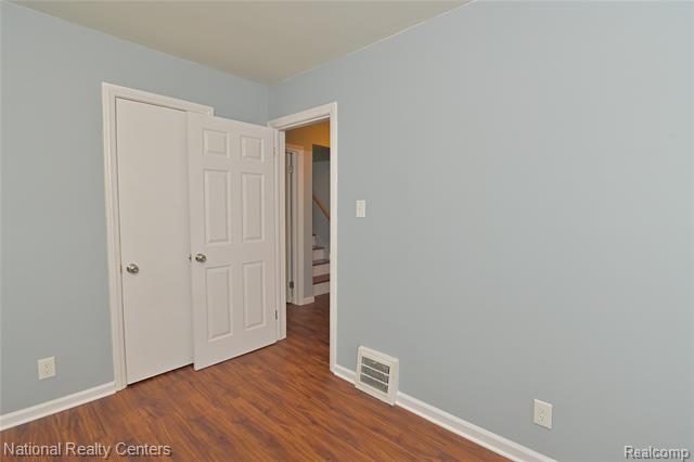 Builiding view thirty nine for 24815 Oxford, Dearborn, MI. 48124