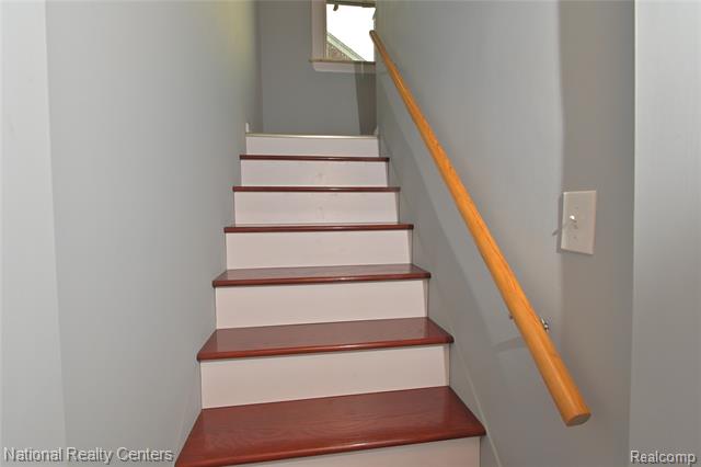 Builiding view thirty one for 24815 Oxford, Dearborn, MI. 48124