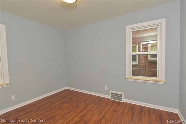 Builiding view thirty three for 24815 Oxford, Dearborn, MI. 48124