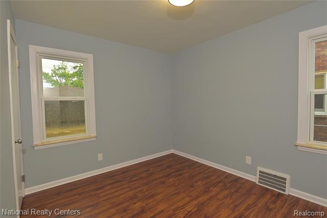 Builiding view thirty two for 24815 Oxford, Dearborn, MI. 48124