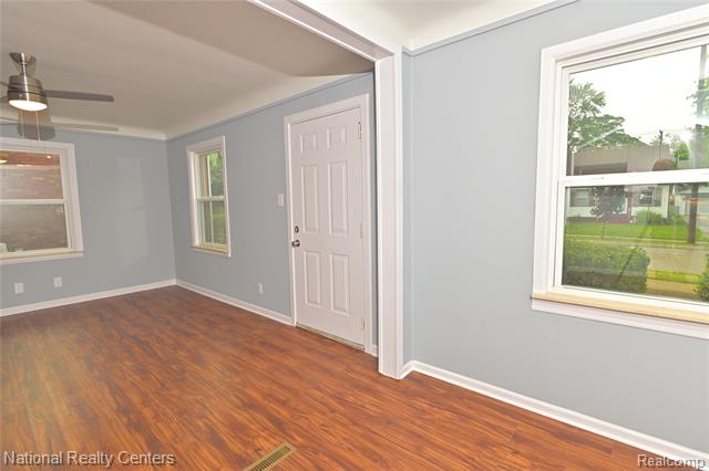 Builiding view twenty nine for 24815 Oxford, Dearborn, MI. 48124