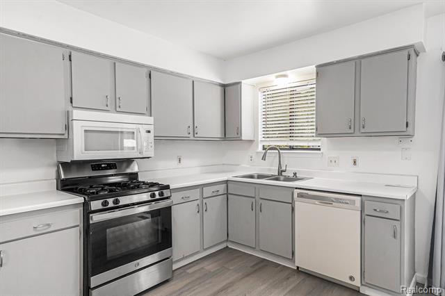 Builiding view eight for 33670 Harvard, Westland, MI. 48186