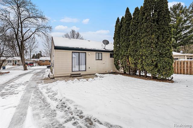 Builiding view twenty five for 33670 Harvard, Westland, MI. 48186