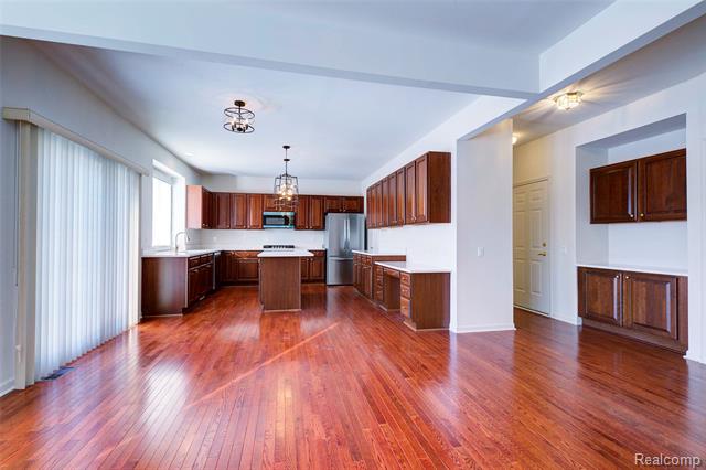 Builiding view eighteen for 392 Lenox, Canton, MI. 48188