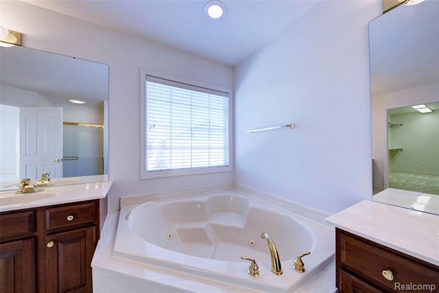 Builiding view forty for 392 Lenox, Canton, MI. 48188