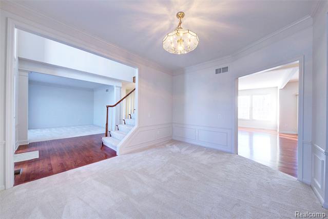 Builiding view ten for 392 Lenox, Canton, MI. 48188