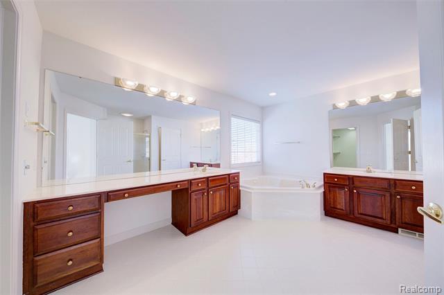 Builiding view thirty nine for 392 Lenox, Canton, MI. 48188