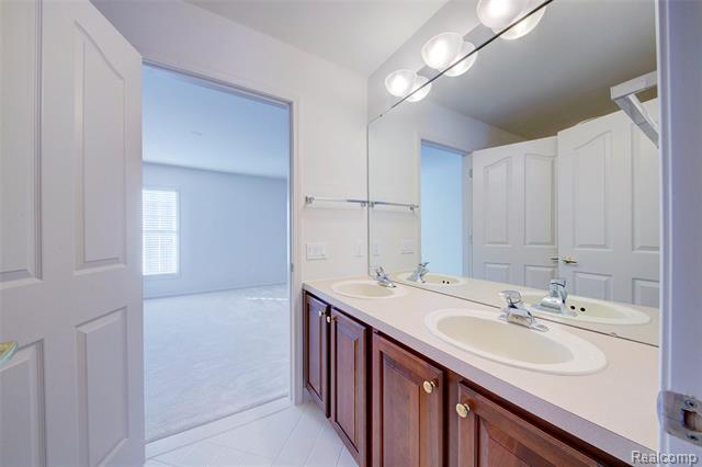 Builiding view twenty nine for 392 Lenox, Canton, MI. 48188