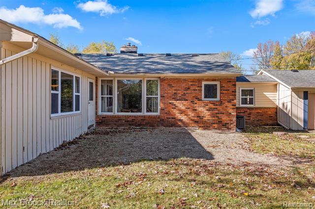Builiding view thirty four for 22534 Karen, Farmington, MI. 48336