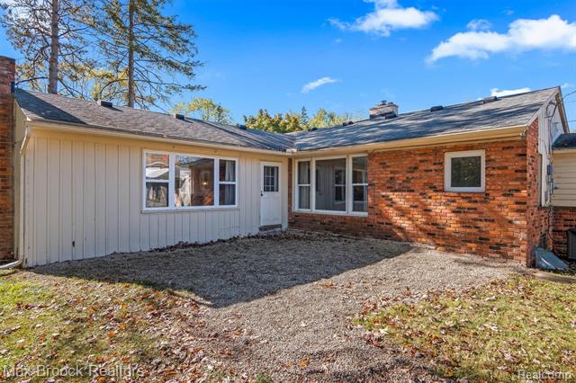 Builiding view thirty three for 22534 Karen, Farmington, MI. 48336