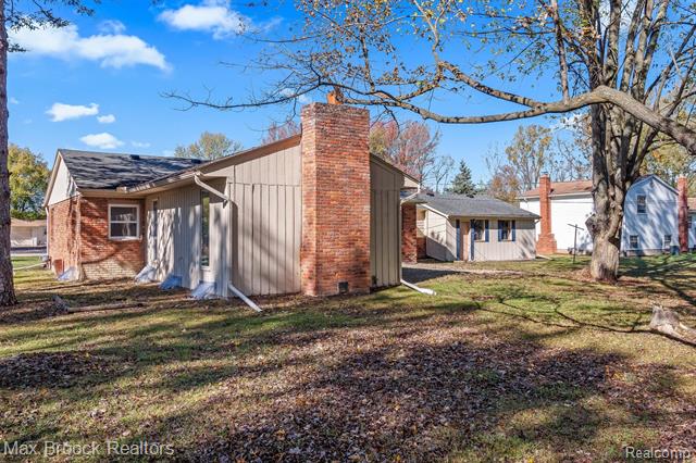 Builiding view thirty for 22534 Karen, Farmington, MI. 48336