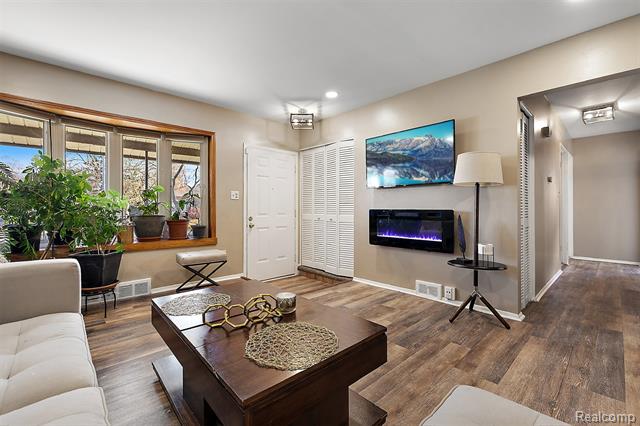 Builiding view five for 1312 Berkshire, Westland, MI. 48186