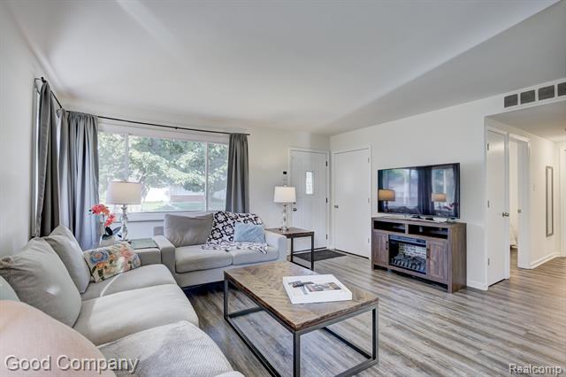 Builiding view one for 21900 Eastwood, Oak Park, MI. 48237