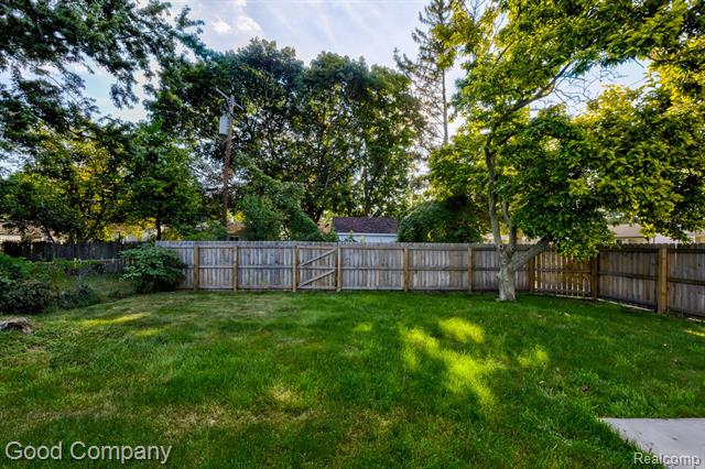 Builiding view twenty five for 21900 Eastwood, Oak Park, MI. 48237