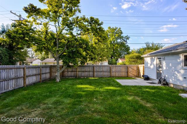 Builiding view twenty four for 21900 Eastwood, Oak Park, MI. 48237