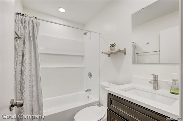 Builiding view twenty one for 21900 Eastwood, Oak Park, MI. 48237