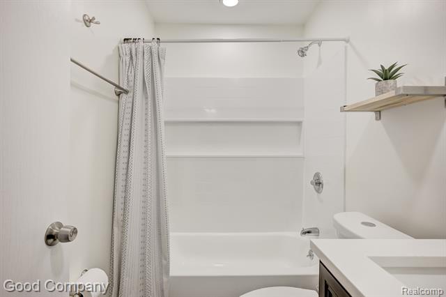 Builiding view twenty two for 21900 Eastwood, Oak Park, MI. 48237