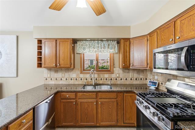 Builiding view seventeen for 40051 Finley, Canton, MI. 48188