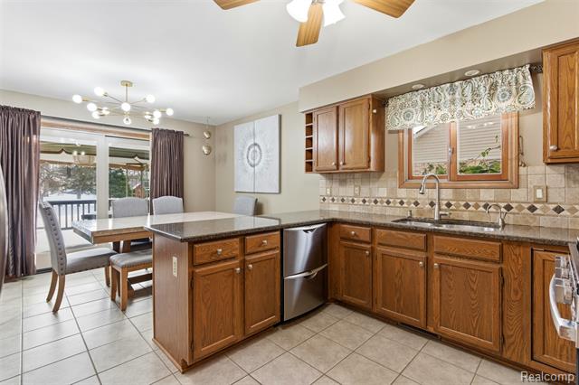 Builiding view sixteen for 40051 Finley, Canton, MI. 48188