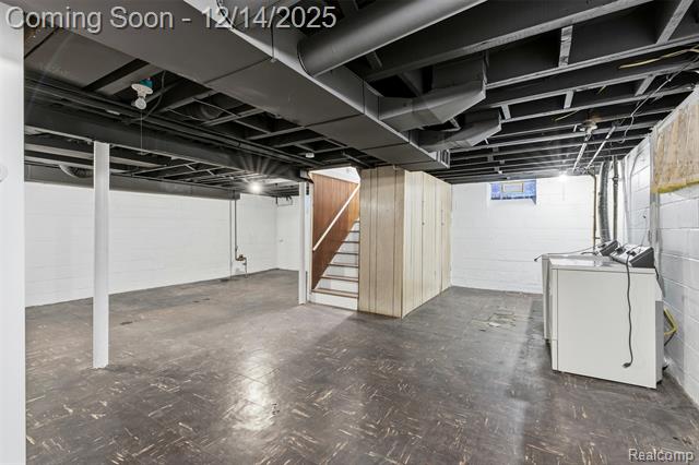 Builiding view eighteen for 25640 West Hills, Dearborn Heights, MI. 48125