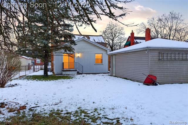 Builiding view twenty one for 25640 West Hills, Dearborn Heights, MI. 48125