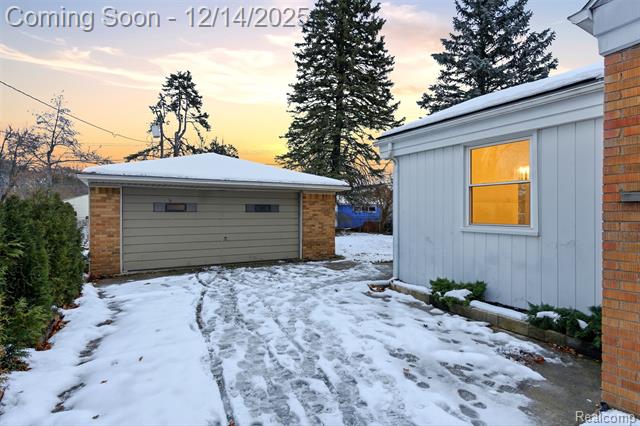 Builiding view twenty two for 25640 West Hills, Dearborn Heights, MI. 48125