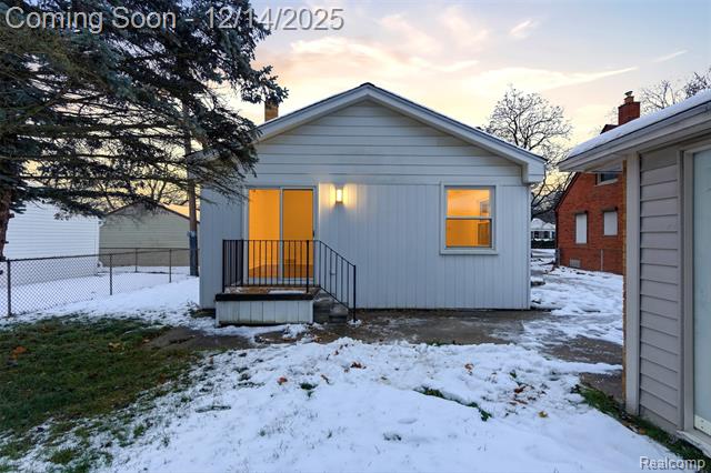 Builiding view twenty for 25640 West Hills, Dearborn Heights, MI. 48125