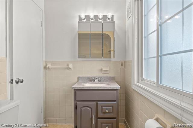 Builiding view twelve for 1425 S Telegraph, Dearborn, MI. 48124