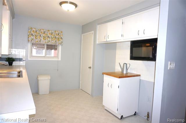 Builiding view eight for 32547 Avondale, Westland, MI. 48186