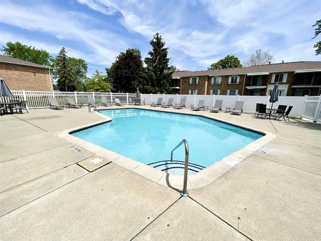 Builiding view ten for 30703 Shiawassee, Farmington, MI. 48336