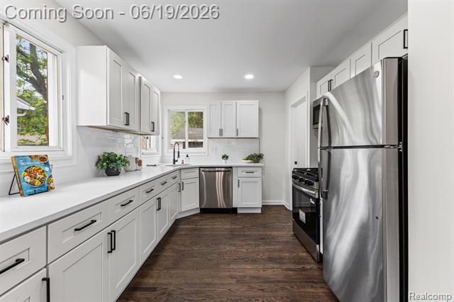 Builiding view ten for 22121 Whitmore, Oak Park, MI. 48237