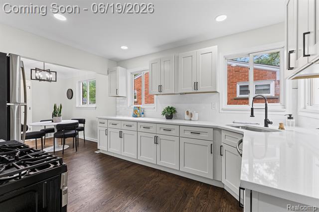 Builiding view twelve for 22121 Whitmore, Oak Park, MI. 48237