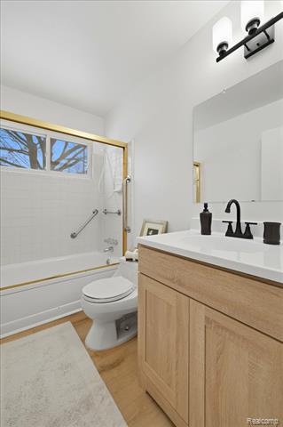 Builiding view twenty one for 315 S Hanlon, Westland, MI. 48186