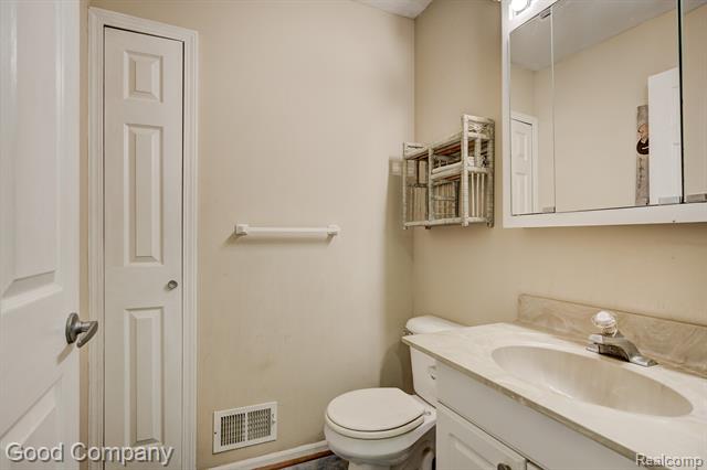 Builiding view fifteen for 22723 Middlebelt, Farmington, MI. 48336