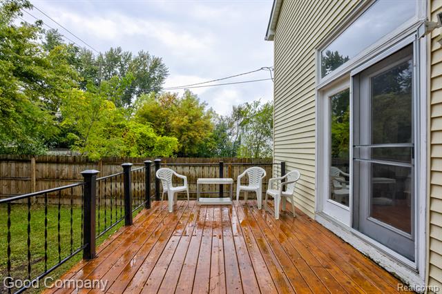 Builiding view thirty three for 22723 Middlebelt, Farmington, MI. 48336