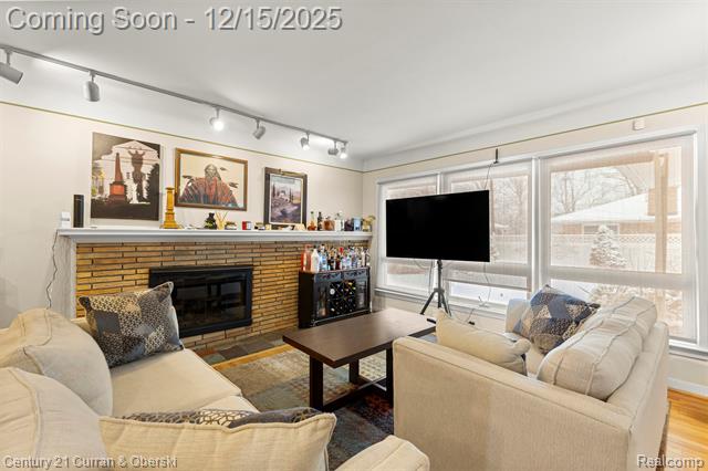 Builiding view six for 25703 Loch Lomond, Dearborn Heights, MI. 48125