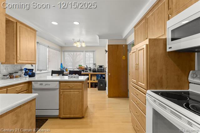 Builiding view sixteen for 25703 Loch Lomond, Dearborn Heights, MI. 48125