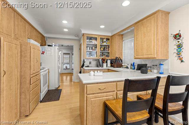 Builiding view thirteen for 25703 Loch Lomond, Dearborn Heights, MI. 48125