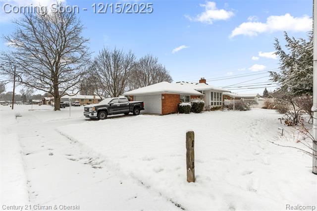 Builiding view thirty nine for 25703 Loch Lomond, Dearborn Heights, MI. 48125