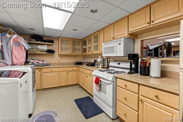 Builiding view thirty three for 25703 Loch Lomond, Dearborn Heights, MI. 48125