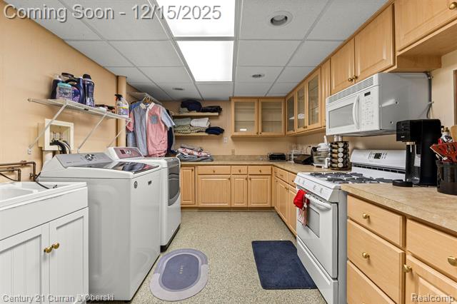 Builiding view thirty two for 25703 Loch Lomond, Dearborn Heights, MI. 48125