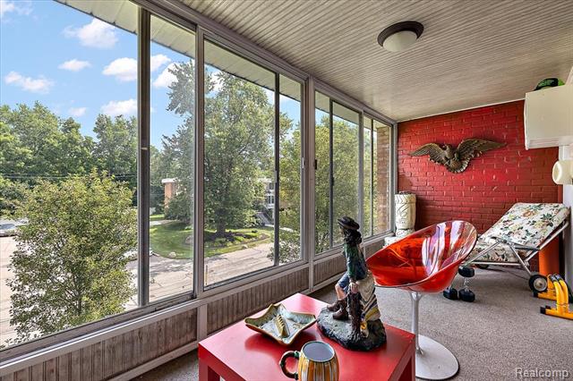 Builiding view fifteen for 32030 Grand River, Farmington, MI. 48336