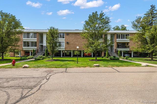 Builiding view nineteen for 32030 Grand River, Farmington, MI. 48336