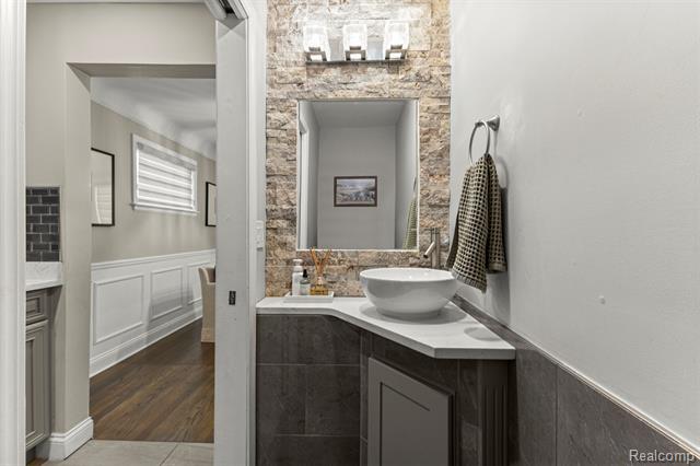 Builiding view fifteen for 23470 Fordson, Dearborn, MI. 48124