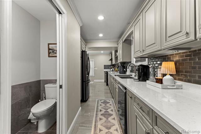 Builiding view seventeen for 23470 Fordson, Dearborn, MI. 48124